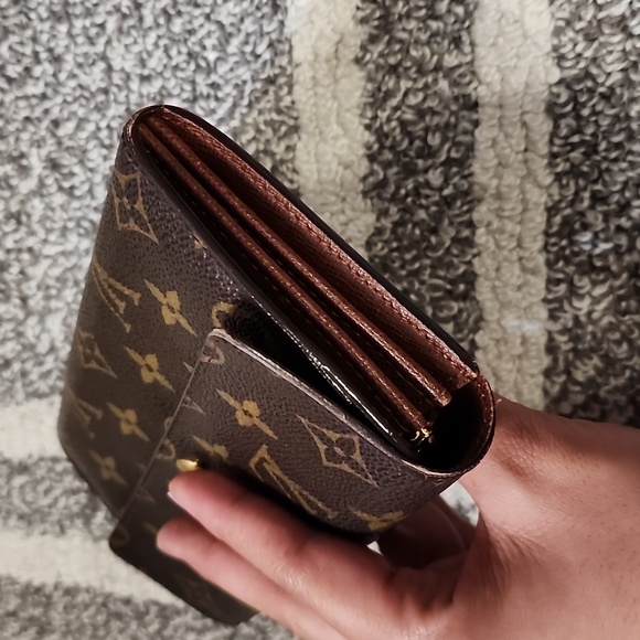 Sarah LV wallet 💯 authentic! - Picture 8 of 12